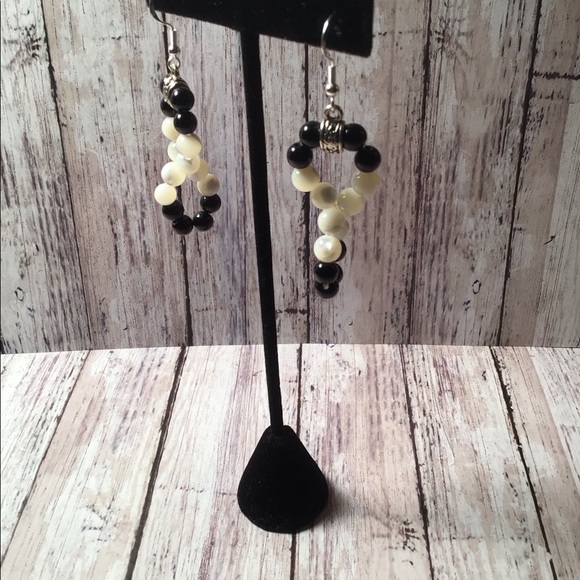 Figure 8 Infinity style earrings - Picture 1 of 3